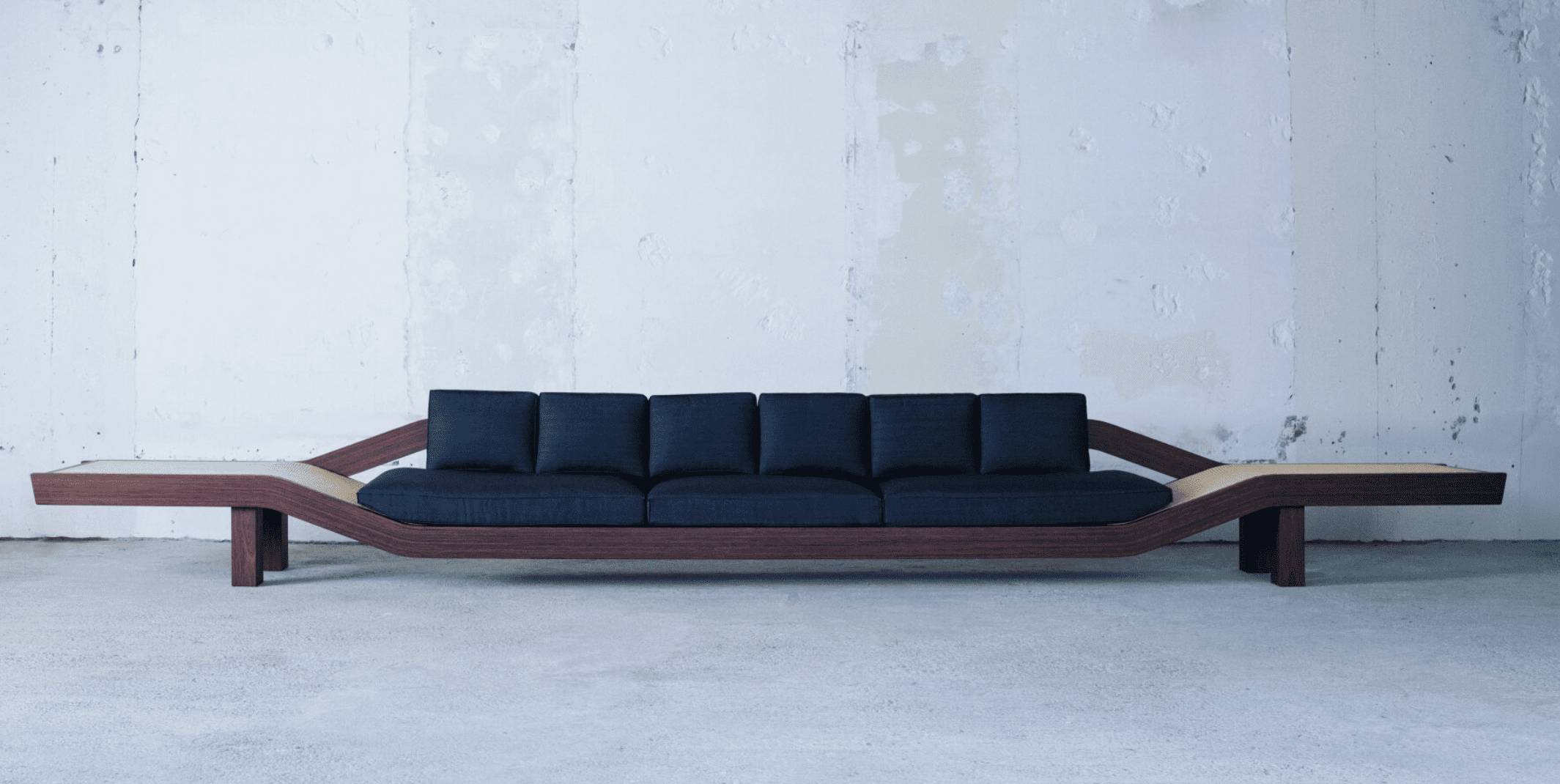 2025 米蘭設計週時尚品牌亮點回顧:LOEWE 打造藝術茶壺、Prada 在火車上開研討會、The Row 發佈首個家居系列 ...