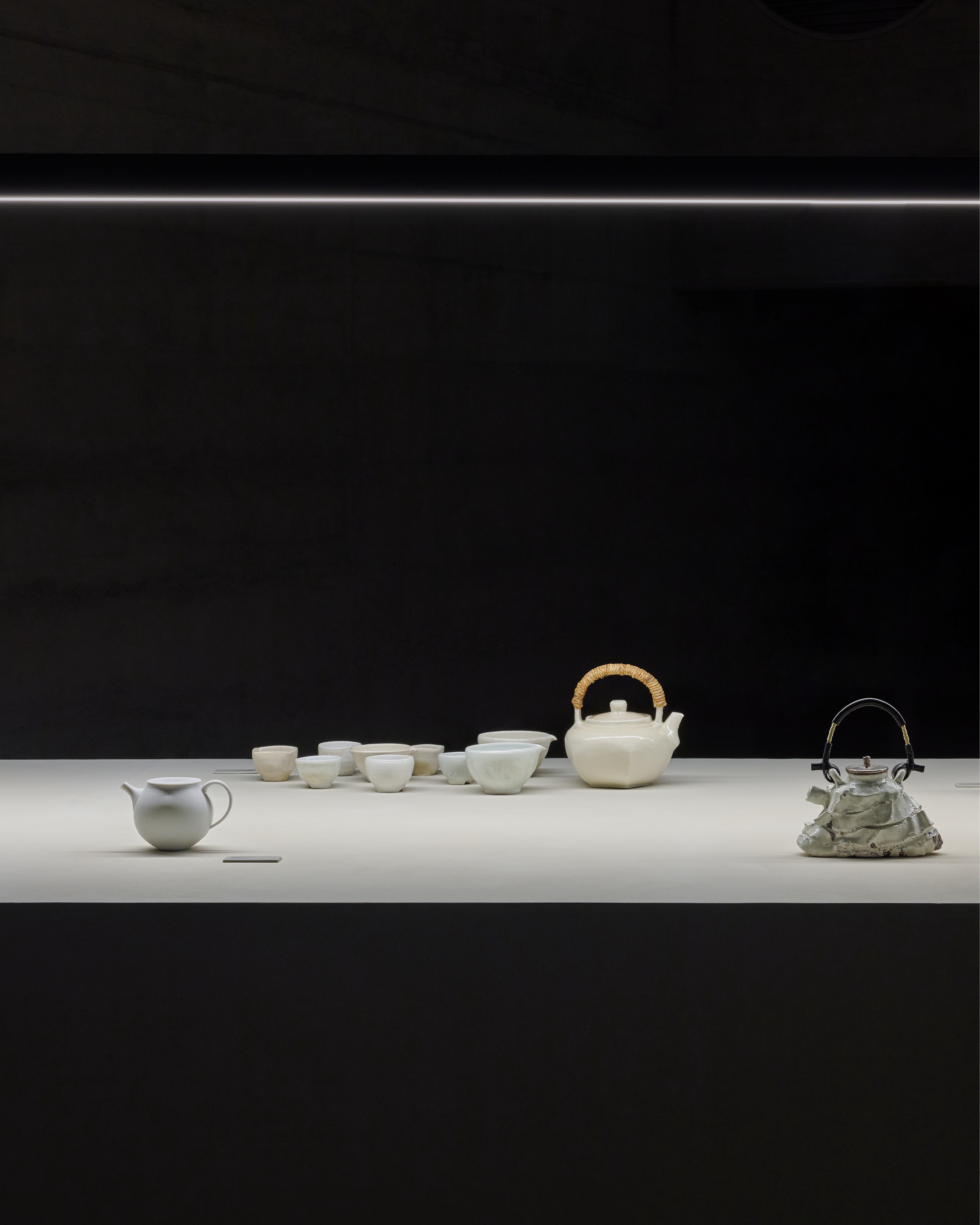 2025 米蘭設計週時尚品牌亮點回顧:LOEWE 打造藝術茶壺、Prada 在火車上開研討會、The Row 發佈首個家居系列 - Demi ...